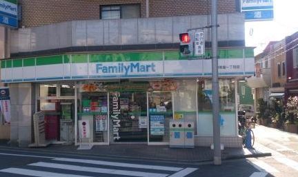 近くのファミリーマート 三軒茶屋一丁目店まで57m（徒歩1分）