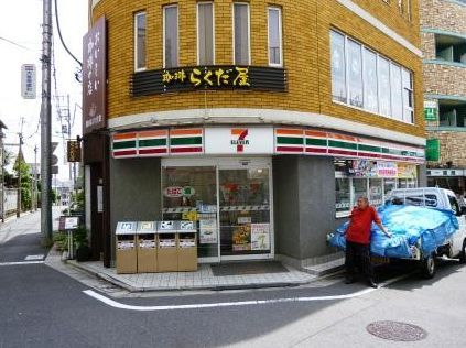 近くのセブンイレブン 世田谷新代田駅前店まで104m（徒歩2分）