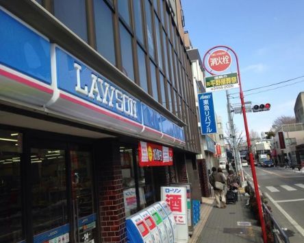 近くのローソン 下北沢店まで125m（徒歩2分）