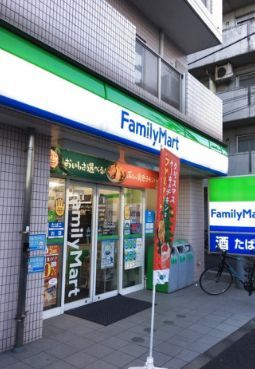 近くのファミリーマート 世田谷淡島通り店まで135m（徒歩2分）