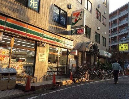 近くのコンビニまで270m（徒歩4分）