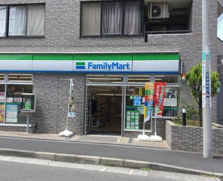 近くのファミリーマート 今井南町店まで120m（徒歩2分）