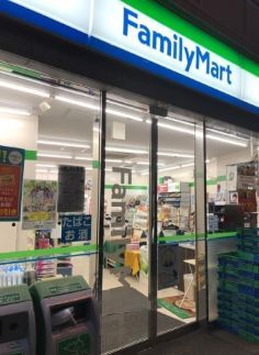 近くのファミリーマート 駒沢大学駅西口店まで124m（徒歩2分）