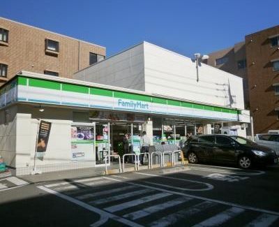 近くのファミリーマート 世田谷二丁目店まで225m（徒歩3分）