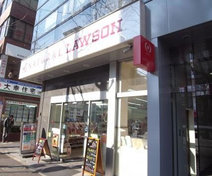 近くのナチュラルローソン NL新高円寺駅前店まで80m（徒歩1分）