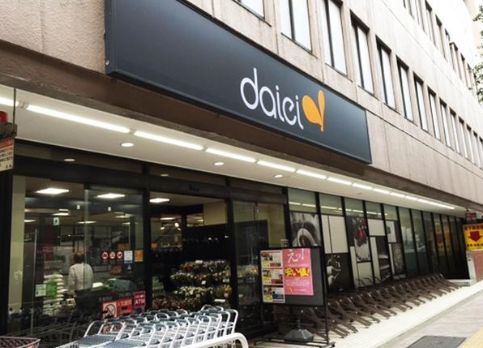 近くのダイエー幡ケ谷店まで382m（徒歩5分）