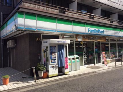 近くのファミリーマート 上北沢四丁目店まで47m（徒歩1分）