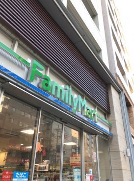 近くのファミリーマート 小浦中目黒店まで62m（徒歩1分）
