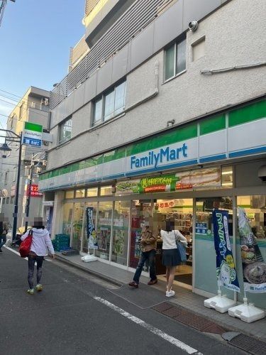 近くのコンビニまで633m（徒歩8分）