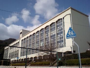 近くの神戸市立布引中学校まで1,599m（徒歩20分）