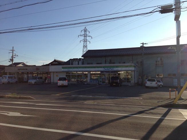 近くのファミリーマート 豊岡若松町店まで438m（徒歩6分）