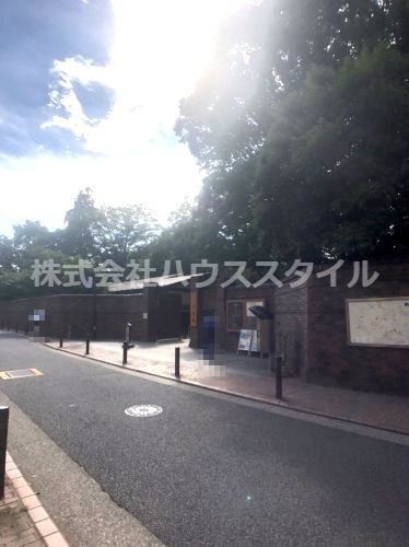 近くの都立六義園正門まで980m（徒歩13分）