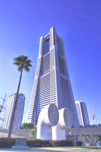近くの横浜ランドマークタワーまで4,100m（徒歩52分）
