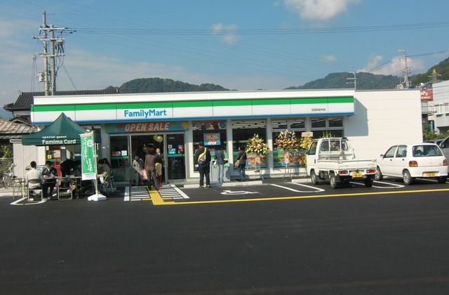 近くのファミリーマート 日高町鶴岡店まで261m（徒歩4分）