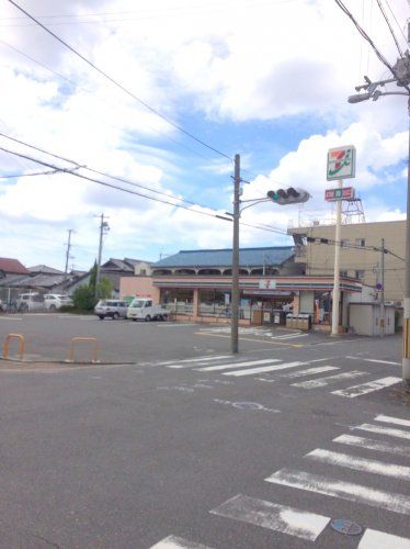 近くのセブンイレブンまで85m（徒歩2分）