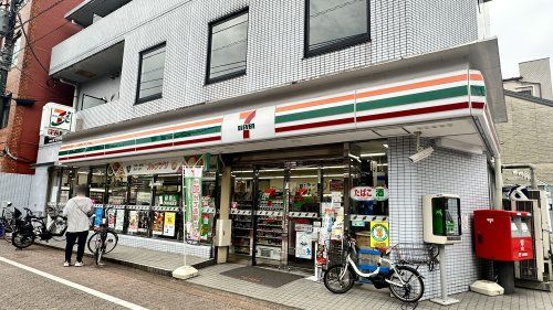 近くのコンビニまで1,053m（徒歩14分）