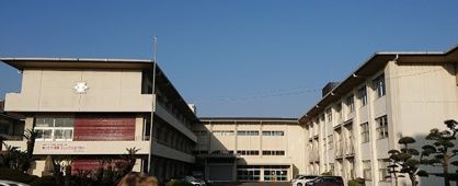 近くの東中学校まで1,983m（徒歩25分）