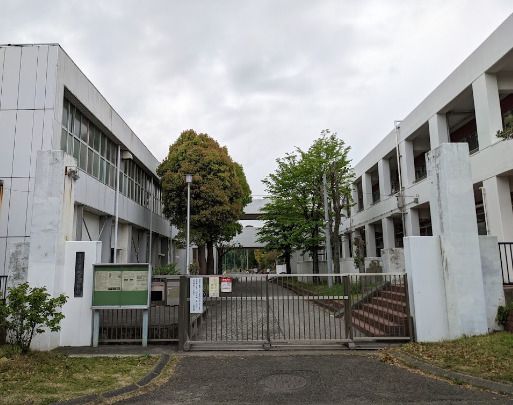 近くの横浜市立富岡東中学校まで1,246m（徒歩16分）