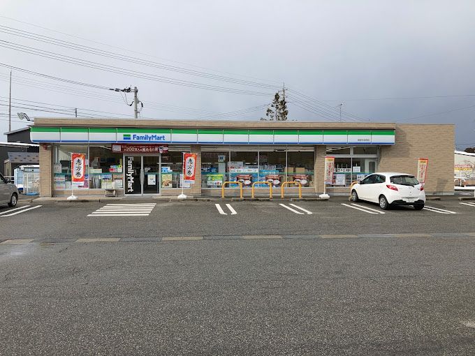 近くのファミリーマート 南砺井波西店まで1,174m(徒歩15分)