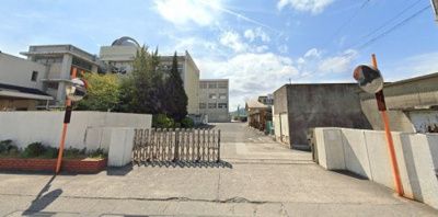 近くの高松市立国分寺中学校まで1,216m（徒歩16分）