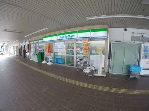 近くのファミリーマートＪＲ中津駅店まで445m（徒歩6分）