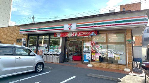 近くのコンビニまで537m（徒歩7分）