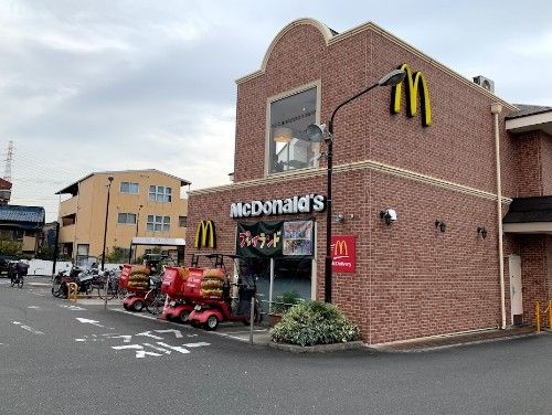 近くの飲食店まで841m（徒歩11分）