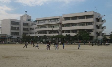 近くの大東市立 諸福小学校まで419m(徒歩6分)