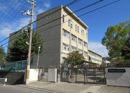 近くの四條畷市立四條畷中学校まで618m（徒歩8分）