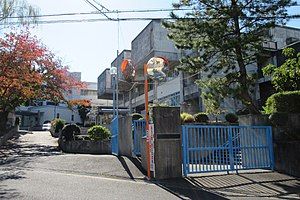 近くの四條畷市立忍ケ丘小学校まで677m（徒歩9分）
