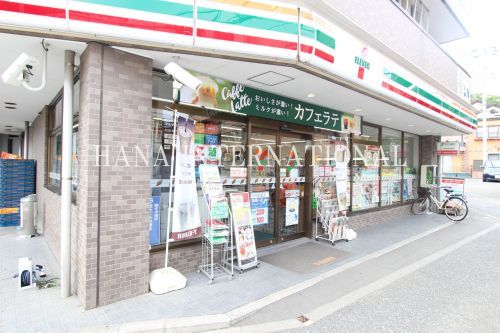 近くのコンビニまで614m（徒歩8分）