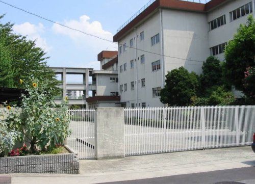 近くの豊中市立北条小学校まで428m(徒歩6分)