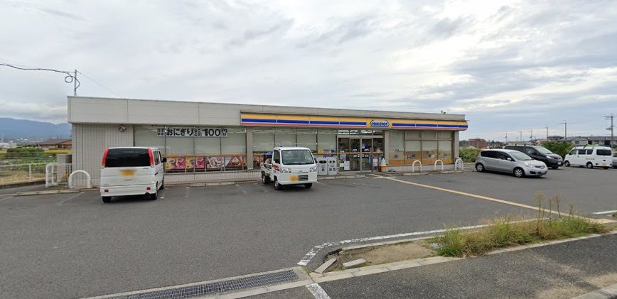 近くのコンビニまで519m（徒歩7分）