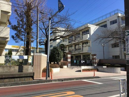近くのさいたま市立沼影小学校まで358m(徒歩5分)