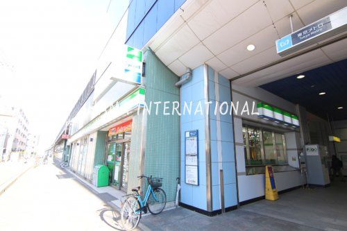 近くのファミリーマート市川妙典駅店まで517m（徒歩7分）