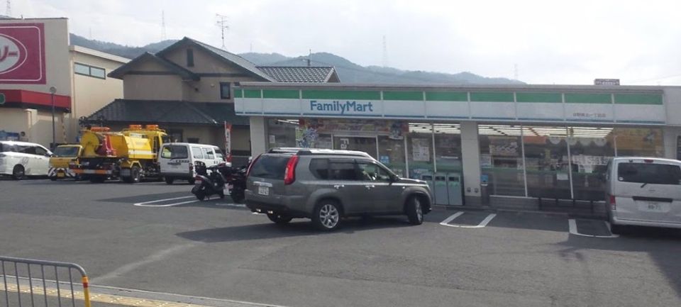 近くのファミリーマート 交野森北一丁目店まで166m(徒歩3分)