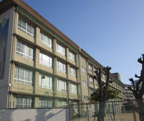 近くの豊中市立東豊台小学校まで686m(徒歩9分)