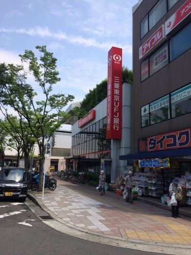 近くの銀行まで329m（徒歩5分）