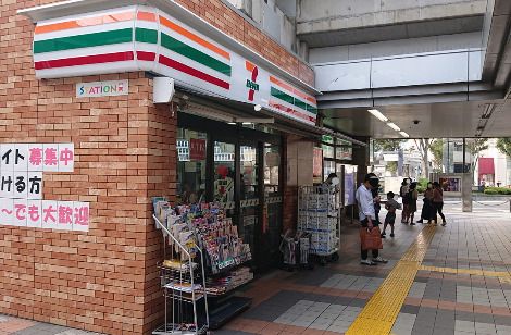 近くのコンビニまで257m（徒歩4分）