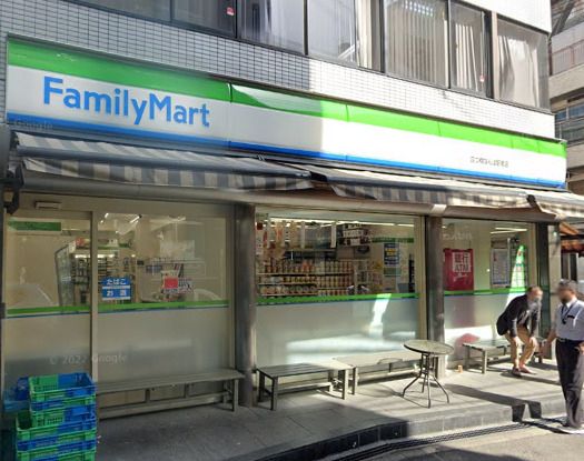 近くのファミリーマート 四つ橋なんば駅南店まで143m(徒歩2分)