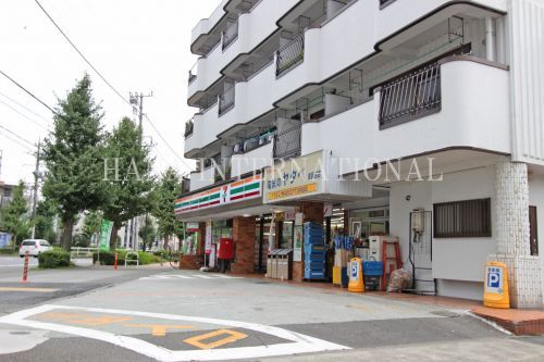 近くのコンビニまで289m（徒歩4分）