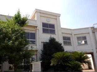 近くの小学校まで565m（徒歩8分）
