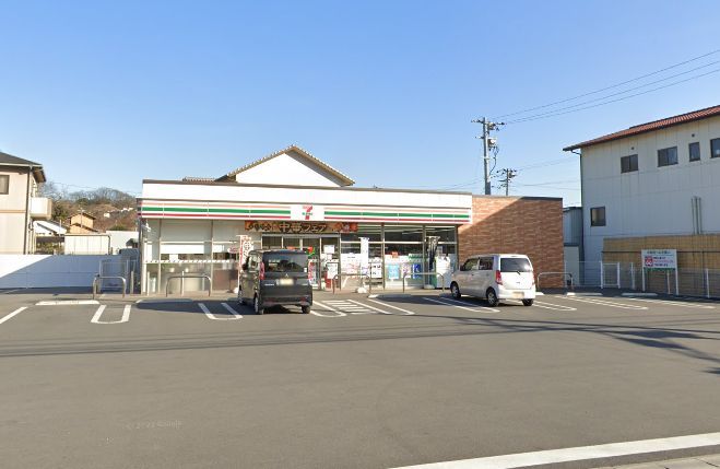 近くのコンビニまで605m（徒歩8分）