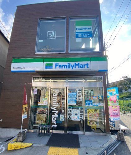 近くのファミリーマート 枚方御殿山駅前店まで706m(徒歩9分)