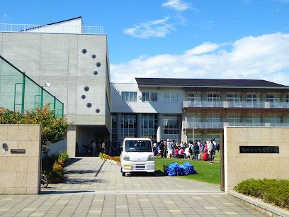 近くの小学校まで1,058m（徒歩14分）