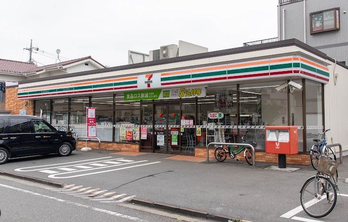 近くのコンビニまで748m（徒歩10分）