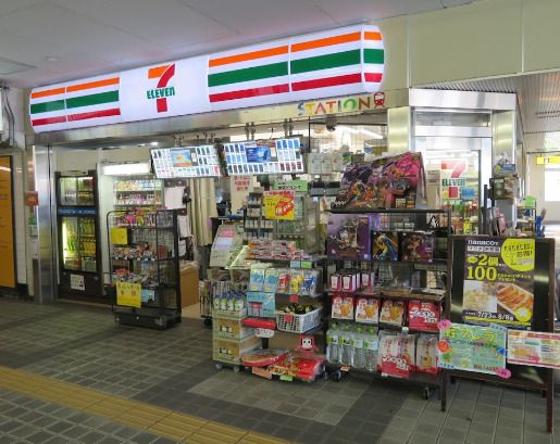 近くのセブンイレブン 京急ST富岡店まで905m（徒歩12分）