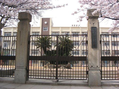 近くの神戸市立雲中小学校まで623m（徒歩8分）