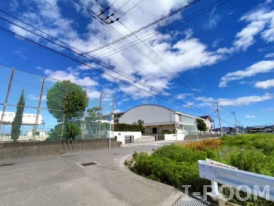 近くの松山市立久米中学校まで380m（徒歩5分）