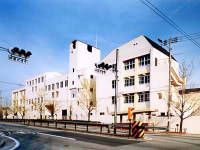 近くの神戸市立西灘小学校まで484m（徒歩7分）